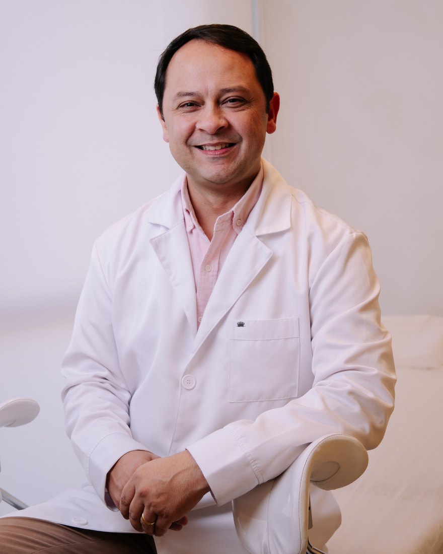 Dr. Rodrigo Renee, médico ginecologista e obstetra